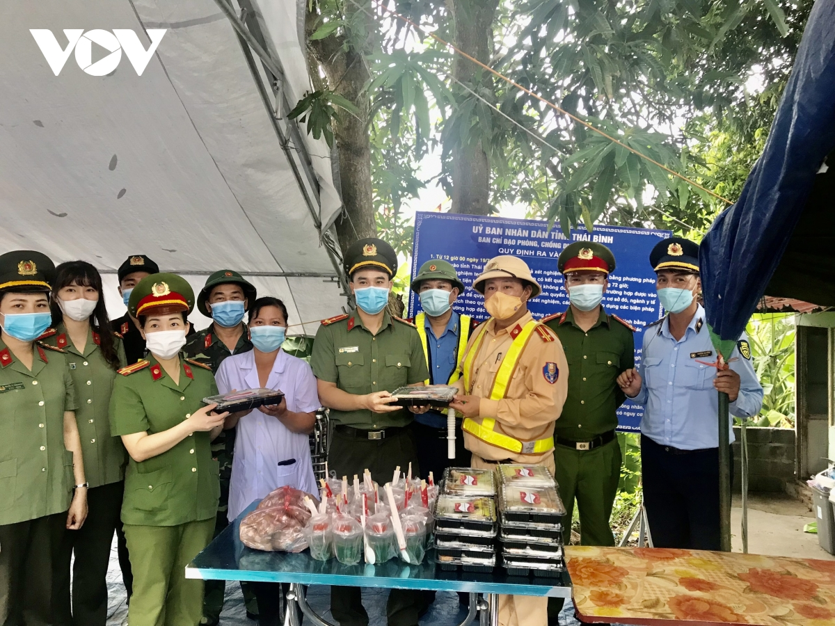 Ấm lòng bữa cơm mùa dịch cho lực lượng làm nhiệm vụ trực chốt ở Hà Nội (19/08/2021)